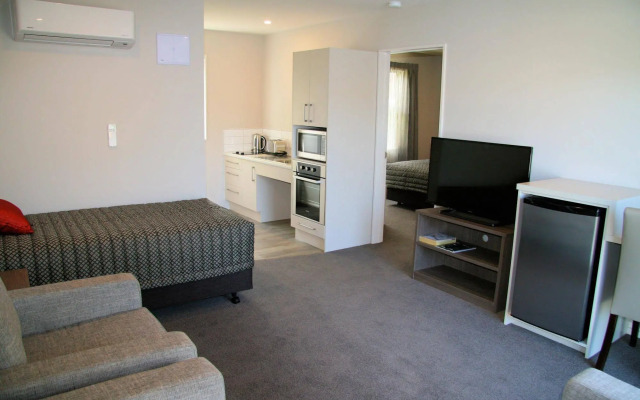 Oxford Village Motels