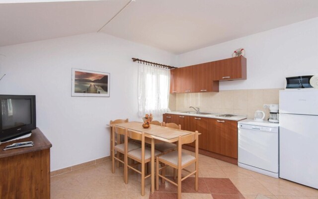 Amazing Apartment in Kuciste-perna With 2 Bedrooms and Wifi