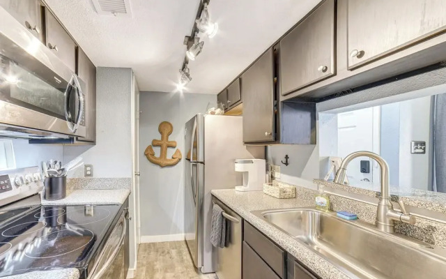 1/4 Mi to Seawall: Relaxing Galveston Condo!