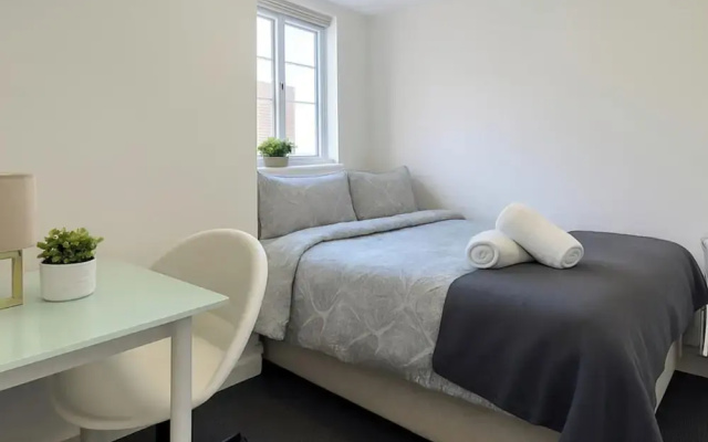 7 Bed House - Sleeps 14 - Parking