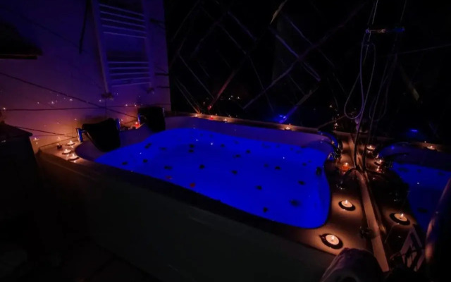 Moonday Hotel