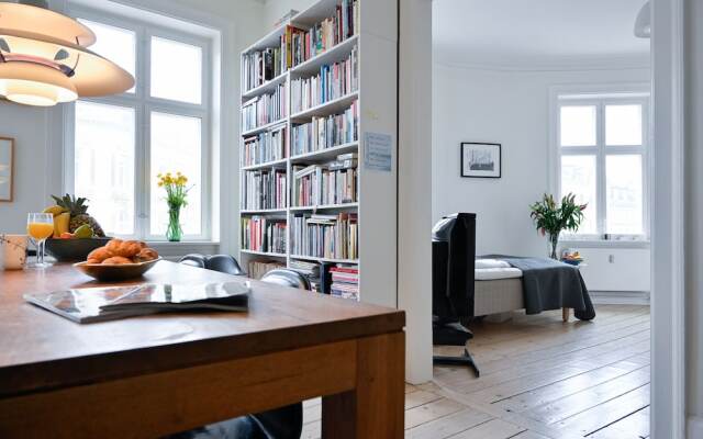 Beautiful 2 Bedroom Apartment With Designers Furniture In Downtown Copenhagen