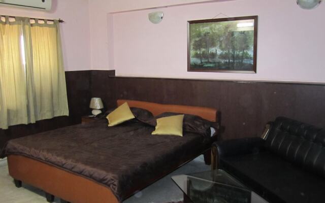 Malik Court by OYO Rooms