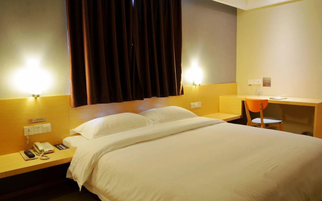 IBIS Leshan City Center Hotel