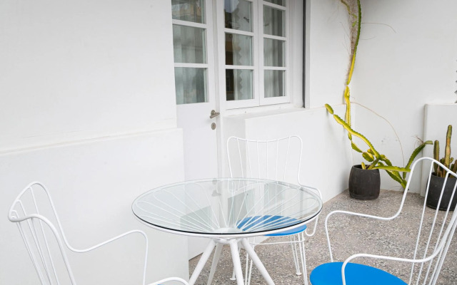 Luxury modernist design townhouse with garden