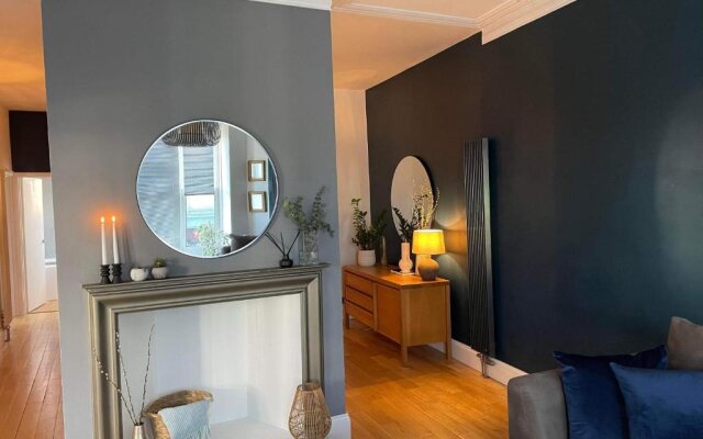 The Clock Tower Apartment - Large, Modern, 2 bed apartment, Southsea with Free parking - sleeps 4