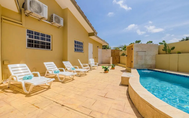 Cozy Central 4br3ba Home w Pvt Pool Largegarden