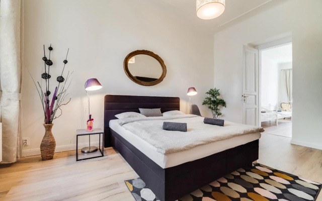 Charles Bridge - 3 bedroom Apartment - Old Town