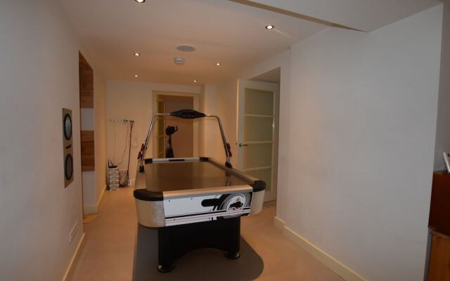 Lavish Holiday Home in Loosdrecht with Hot Tub