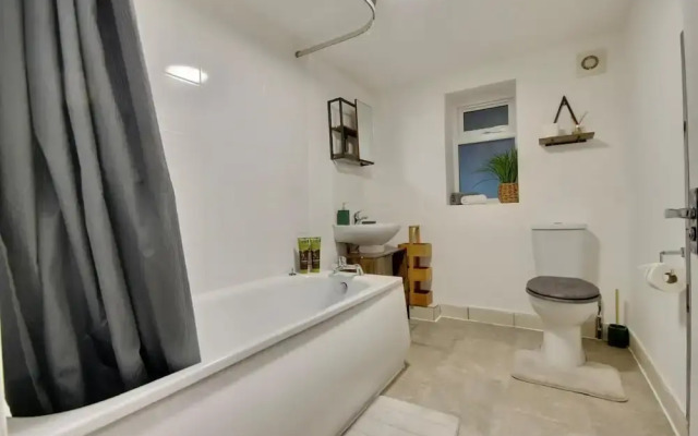Southsea Apartment-Parking-Pool-Hot tub