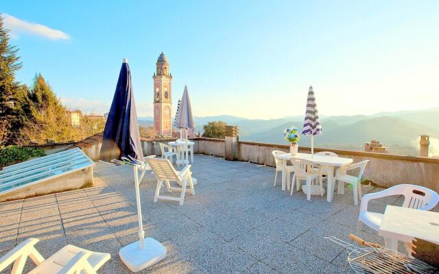 20 km from the 5 Terre, in a small town, 3-room apartment, terrace with view