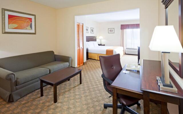 Holiday Inn Express Hotel & Suites Carneys Point, an IHG Hotel