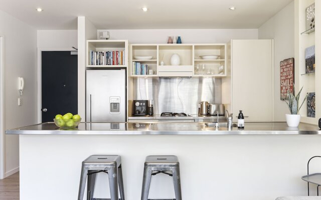 Bright and Spacious Viaduct Living with free carpark by Urban Butler