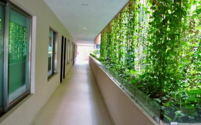 Palmarena Rooms and Residences - Long Stay Comfort with Parking, Sauna, Gym and Pool (Steps from 5th Avenue)