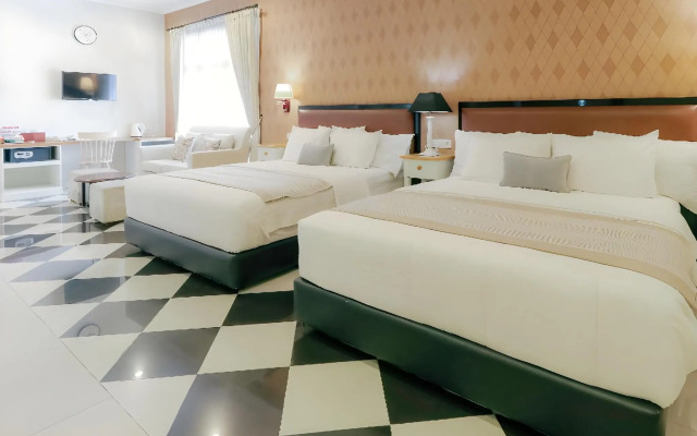 RedDoorz near Plaza Marina