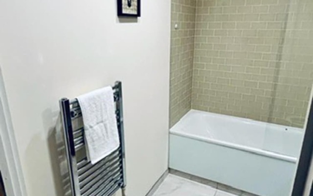 Studio Apartment w/ Balcony In Canary Wharf