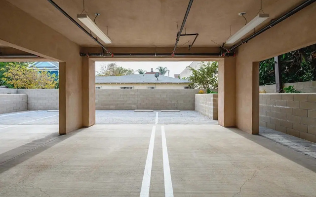 Not Affected by the Fire/modern Spacious Home With Parking & Fully Equipped Kitchen #3