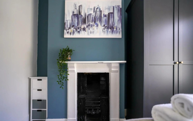 Planet St - Whole House with Parking