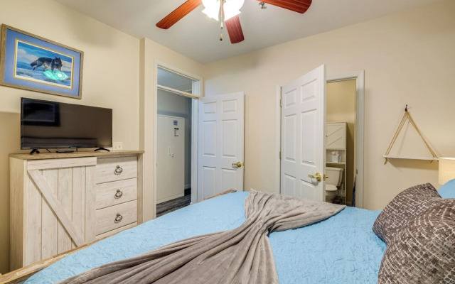 Balcony & Serene Views: Cozy Condo in Huddleston!