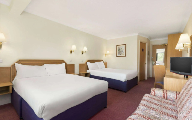 Days Inn by Wyndham Watford Gap