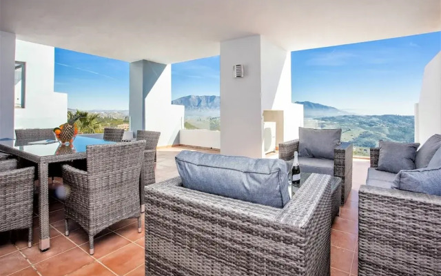 Spectacular Golf, Sea and Mountain Views BT65