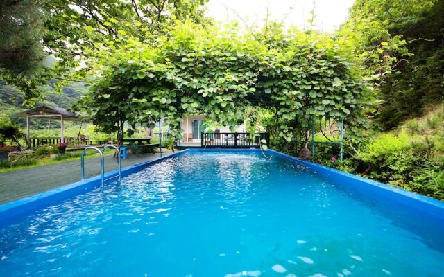 Baenae-gol Picture and Garden Pension