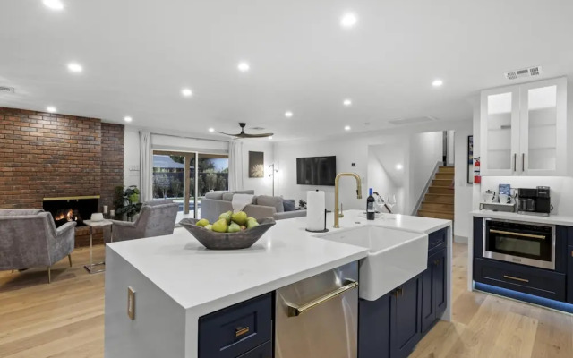 Valley View Chic Home w Backyard Oasis