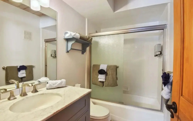 Northstar Treehouse Chic 4BR House Forest View