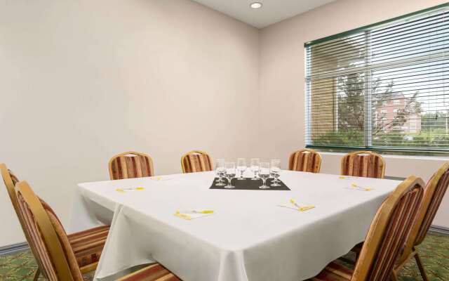 Days Inn & Conference Centre by Wyndham Oromocto