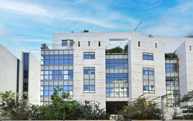 The Lounge Pool By HolyGuest