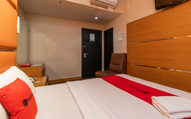 RedDoorz @ Jalan Gunung Sahari