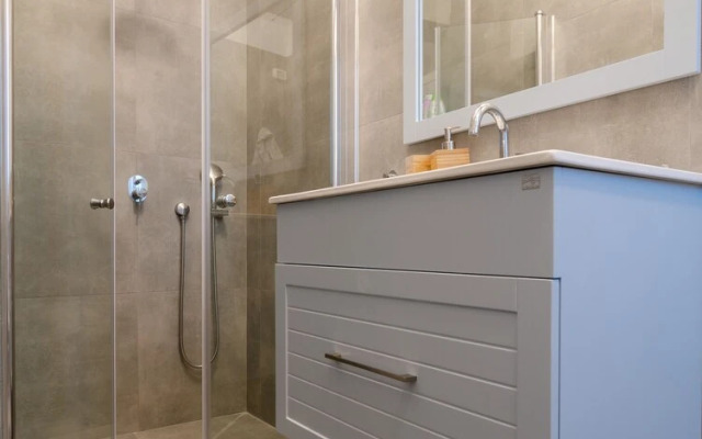 Rothschild Chic Studio