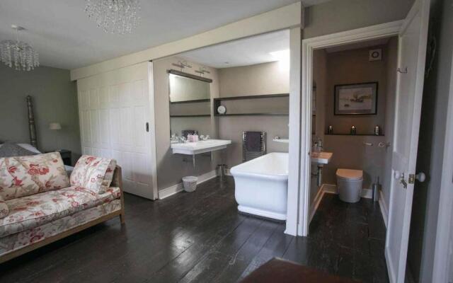 Medieval Town House - Walled Garden Sleeps 8