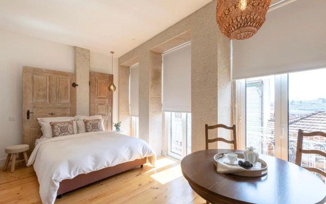 Light Cozy Studio in Bonfim with Romantic Balcony