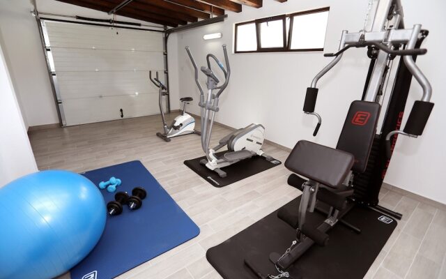 Luxury Secluded Villa w. Pool, Jacuzzi and Garden