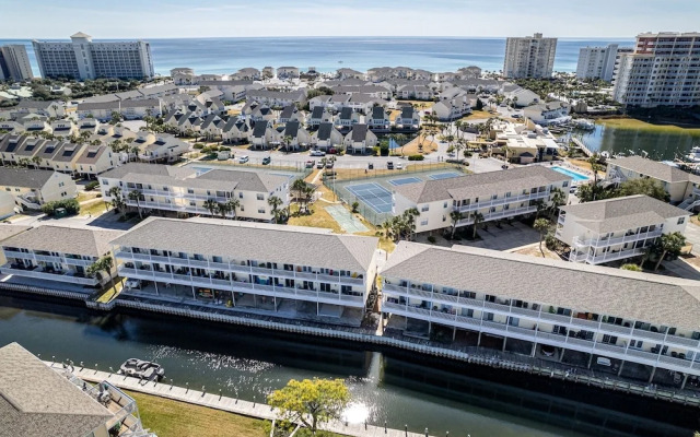 SPC 2013 is a Pet Friendly Upstairs 1 BR with Seasonal Beach Setup by RedAwning