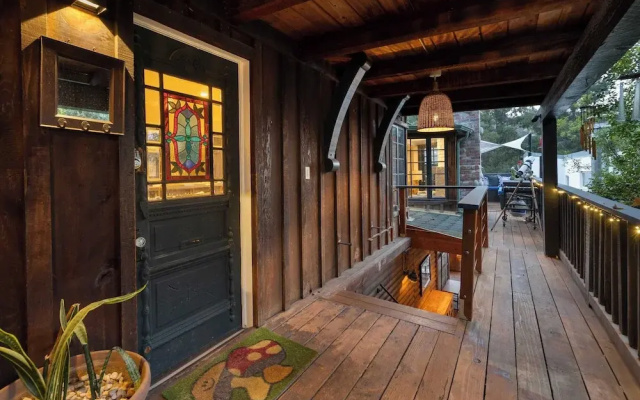 Chic LA Hideaway w/ Soaking Tub, Firepit Lounge & Tranquil Backyard