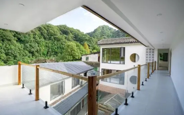 Qishanye. Qiyun Guisi Tang Projection Holiday Homestay