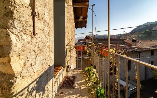 Petra Apartment in Civenna by Wonderful Italy