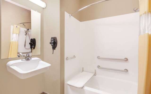 Days Inn & Suites by Wyndham Marquez