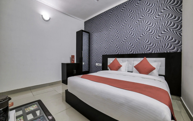 OYO 13637 Crown Residency