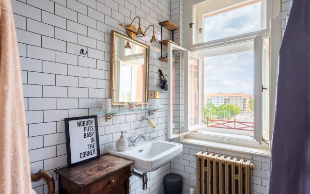 Premium 3 Bed 3 Bath Lounge Apartment