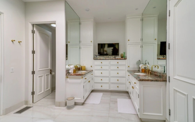 Oceanfront Apartment in Malibu w/ Beach Access!