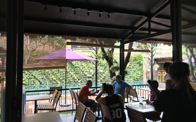 Tropical Forest Hostel & Apartments