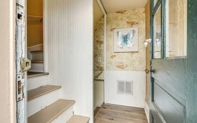Walk to Garden & Restaurants: Zanesville Apartment