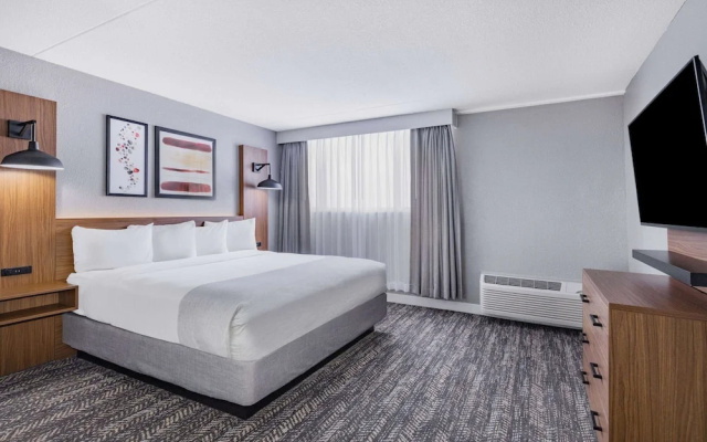 Clarion Hotel & Suites