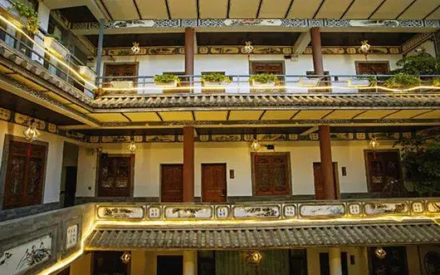Weidu Haiyunju Inn