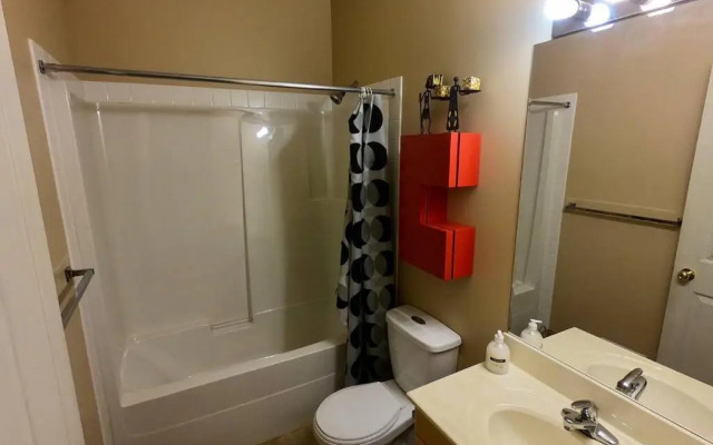 Sunny & Cozy Suite with Pool & Ping Pong table