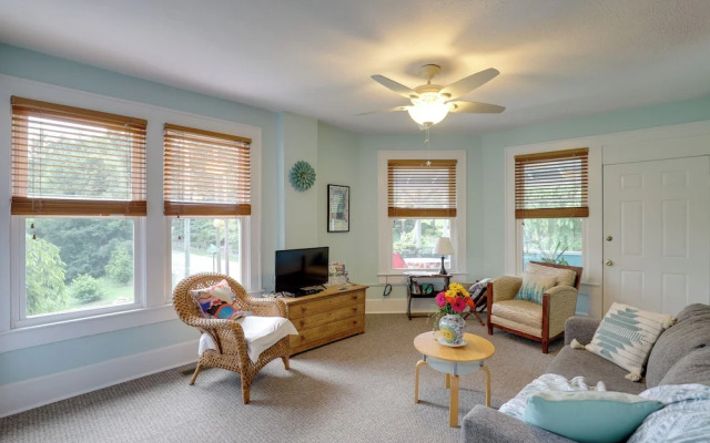 Lovely Hendersonville Retreat ~ 1 Mi to Downtown!