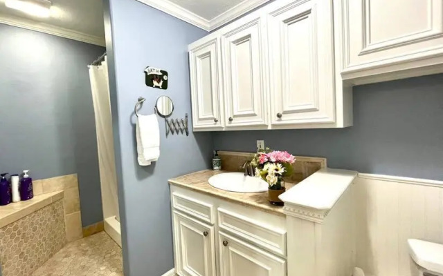 Beautiful traditional home*Modern updates*Guest suite B